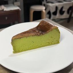 MATCHA BASQUE BURNT CHEESECAKE (มัทฉะบาสก์เบิร์นชีสเค้ก)