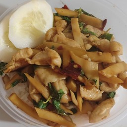 กะเพราหน่อไม้ไก่ชิ้น