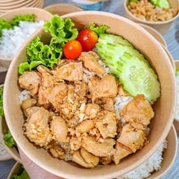 ข้าวหน้าอกไก่ผัดกะเทียม