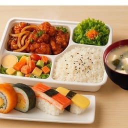 SET เซท เบนโตะ ไก่คาราเกะ ซอส XO แถม ซุปมิโซะ & ซูชิ 4 คำ