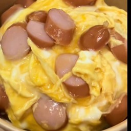 ข้าวไข่ข้น หน้าไส้กรอก