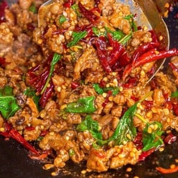 [อร่อยซ่ากับโค้ก] ข้าวกระเพราหมูสับพริกแห้ง +  โค้ก ออริจินัล (กระป๋อง) 