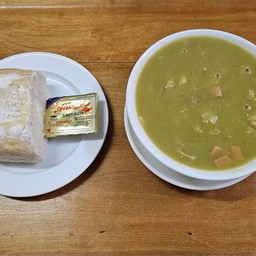 ซุปถั่วเหลือง เสริม พร้อม ขนมปังกลม และ เนย