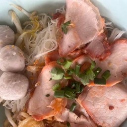 เส้นหมี่ขาวหมูแดงลูกชิ้น