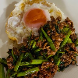 พริกแกงเนื้อใส่ผักบุ้ง