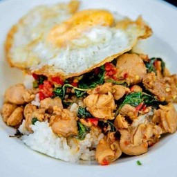 ข้าวกระเพราหมูชิ้น+ฟรีไข่ดาว
