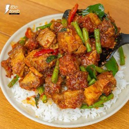 ข้าวผัดพริกแกงหมูกรอบ