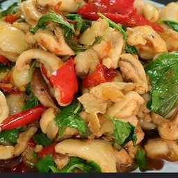 กระเพราไก่ชิ้น(กับข้าว)