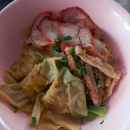 บะหมี่เกี้ยวกุ้งปูหมูแดง