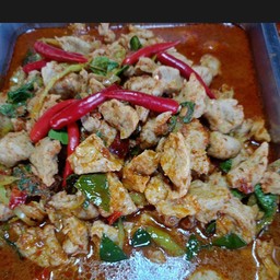 ผัดเผ็ดลูกชิ้นปลากราย