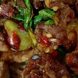 กระเพาเนื้อชิ้นราดข้าว