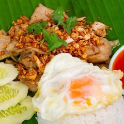 ข้าวราดหมูกระเทียม