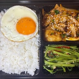 [อร่อยซ่ากับโค้ก] ข้าวหมูสามชั้นผัด+ผัดผักบุ้งไฟแดง+ไข่ดาว +  โค้ก ออริจินัล (กระป๋อง) 