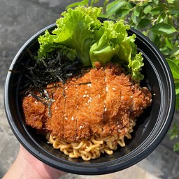 มาม่าเผ็ดสไปซี่ไก่ทอด