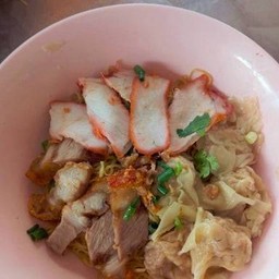 บะหมี่เกี้ยวหมูแดงหมูกรอบ