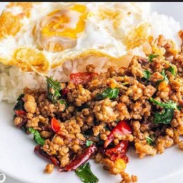 ข้าวกะเพราหมูสับไข่ดาว