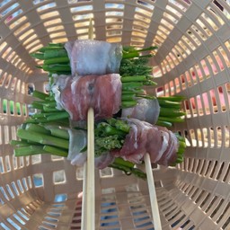 หน่อไม้ฝรั่งอ่อน พันเบค่อน