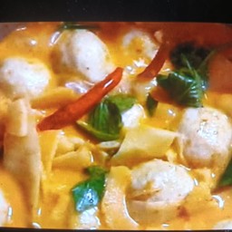 ขนมจีนแกงกระทิลูกชิ้นปลา