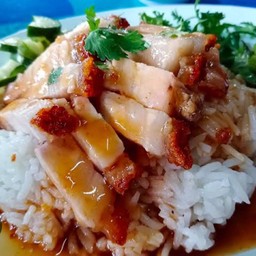 ข้าวหมูกรอบราดน้ำหมูแดง.
