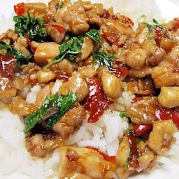 กระเพราไก่สับ(กับข้าว)