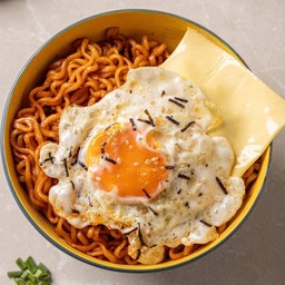 มาม่าเผ็ด+ไข่ดาว+ชีส