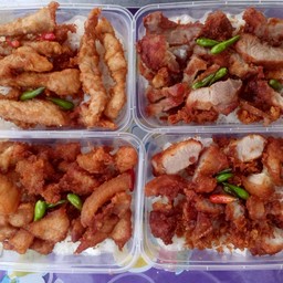 ข้าวหน้าหมูทอดสามชั้นสับรวมสันคอทอดกระเทียมพริกไทย