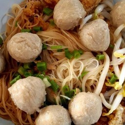 ก๋วยเตี๋ยวแห้งลูกชิ้นเนื้อ