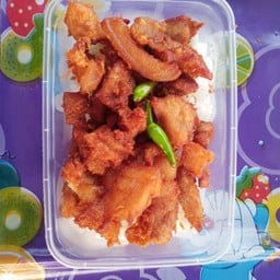 ข้าวหน้าหมูสามชั้นทอดกระเทียมพริกไทย