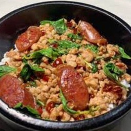 ข้าวกะเพราหมูสับกุนเชียง