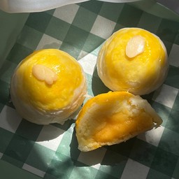 (2ชิ้น)ขนมเปี๊ยะไส้ถั่วทองสอดไส้ไข่เค็มลาวา