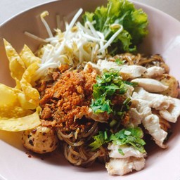 เตี๋ยวเรือแซ่บแห้ง ไก่(ลูกชิ้นไก่ ไก่รวน ไก่นุ่ม)
