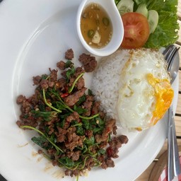 กะเพราเนื้อสับและไข่ดาว