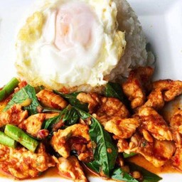 ข้าวพริกแกงไก่ไข่ดาว