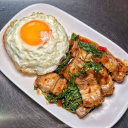 กะเพราะหมูกรอบราดข้าวไม่มีไข่