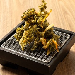 สาหร่ายทะเลสีฟ้าทอดเทมปุระ