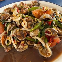 ก๋วยเตี๋ยวริมคลอง ชิล ชิล ผัดกะเพรา - ถนนโชคชัย เดชอุดม ข้างร้านไพบูลย์คาร์แคร์ ตรงข้ามโรงพยาบาลยุพราชเดชอุดม