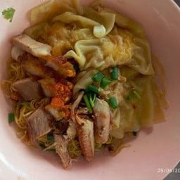 บะหมี่เกี้ยวกุ้งปูหมูกรอบ