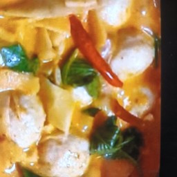 ข้าวสวยแกงกะทิลูกชิ้น