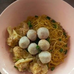 บะหมี่เกี๊ยวลูกชิ้น