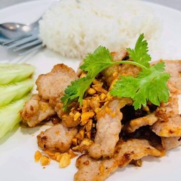 ข้าวราดกระเทียมหมู