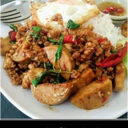 ข้าวหอมมะลิกะเพราหมูสับ+หมูยอ (ไม่รวมไข่ดาว)