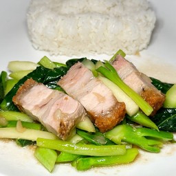 ข้าวราดคะน้าหมูกรอบ