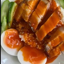 ข้าวหมูกรอบราดน้ำหมูแดง + ไข่ต้ม