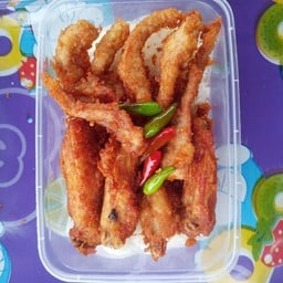 ข้าวหน้าหมูสะโพก+ปีกไก่กลางทอดกระเทียมพริกไทย