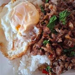 ข้าวกะเพราเนื้อไข่ดาว