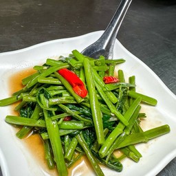 ผัดผักบุ้ง (หมู ไก่ หมูกรอบ)