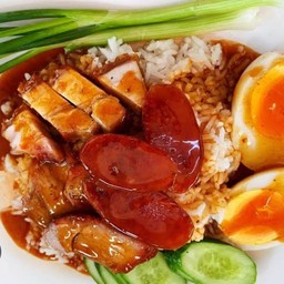 ข้าวหมูกรอบราดน้ำหมูแดง + ไข่ต้ม + กุนเชียง