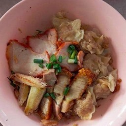 บะหมี่เกี๊ยวปู หมูแดง หมูกรอบ