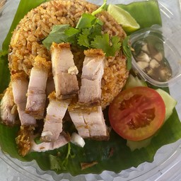 ข้าวผัดน้ำพริกเผาหมูกรอบ