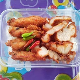 ข้าวหน้าหมูสามชั้นสับ+ปีกไก่กลางทอดกระเทียมพริกไทย